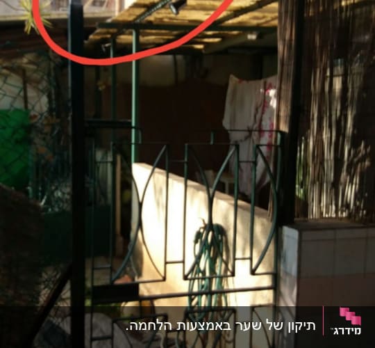 שער מתכת עם צינור תלוי על מסגרת